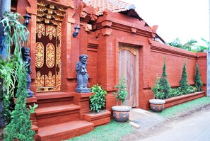 Exterior detail - 6br Villa in excellent location (Sanur)