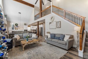 Una Smart TV, una chimenea, videojuegos, un reproductor de DVD