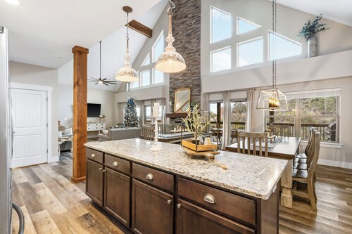 LakeViews, Community Pools, HotTub, Pet Friendly!