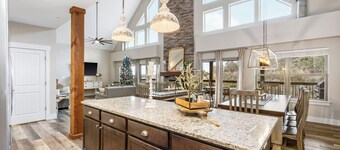 LakeViews, Community Pools, HotTub, Pet Friendly!