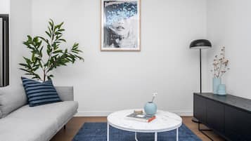 Smart TV, Netflix, streaming services, stereo