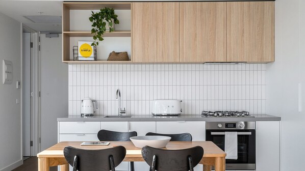 Réfrigérateur, four à micro-ondes, un four, surface de cuisson