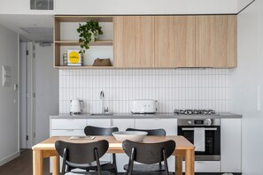 Frigorífico, microondas, horno y placa de cocina