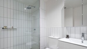 Shower, hair dryer - Axel Apartments 202 The Radnor (Glen Iris)
