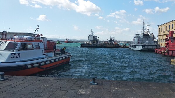 Unclassified image, 1 of 43, button