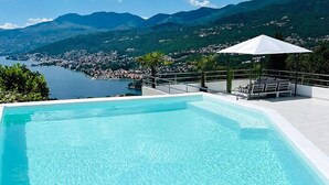 A swimming pool with a view of a lake and mountains. - Gorgeous apartment in Rijeka with WiFi (Rijeka)
