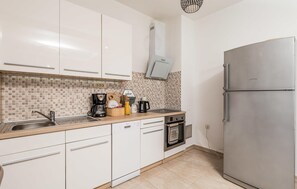 Frigorífico, microondas, placa de cocina y lavavajillas
