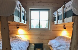 4 bedrooms, travel crib, free WiFi