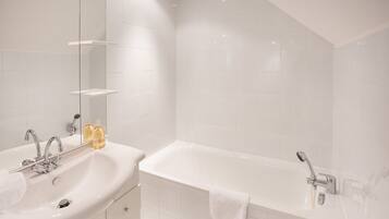 Vasca, asciugacapelli, asciugamani, carta igienica