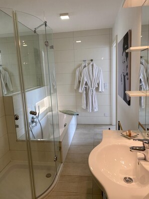 Badewanne, Haartrockner, Handtücher, Seife