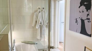 Badewanne, Haartrockner, Handtücher, Seife