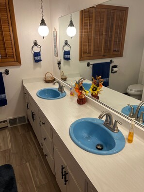 Combined shower/bathtub, hair dryer, towels, soap