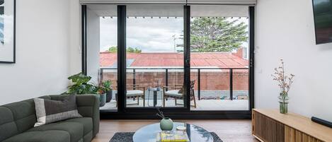 Smart TV, Netflix, streaming services, stereo