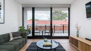 Smart TV, Netflix, streaming services, stereo