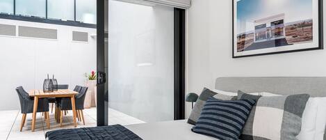 2 室のベッドルーム、WiFi (無料)、ベッドシーツ