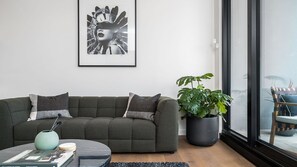 Smart TV, Netflix, streaming services, stereo
