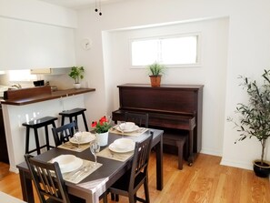 In-room dining - 2BD 1BA Renovated House.  BBQ AC ROKU. (Inglewood)