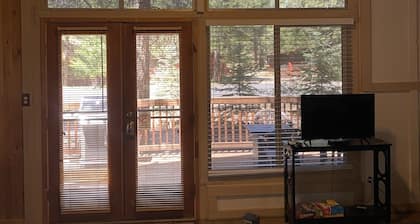 Dog Friendly Cute cabin on quiet lot with lots of pines.