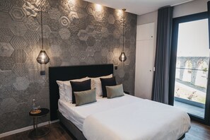 Soundproofing, free WiFi, bed sheets - &Tales Suites - Óbidos (Obidos)