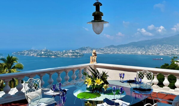 Outdoor dining - VILLA JADE LUXURY VILLA IN ACAPULCO WITH BEST STAFF AND VIEWS (Acapulco)