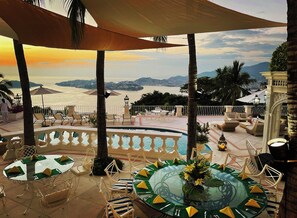 Outdoor dining - VILLA JADE LUXURY VILLA IN ACAPULCO WITH BEST STAFF AND VIEWS  (Acapulco)