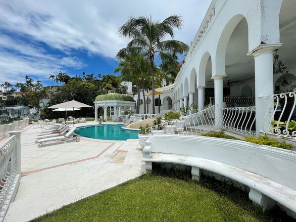 A pool area with lounge chairs, a gazebo, and a white building with arches. - VILLA JADE LUXURY VILLA IN ACAPULCO WITH BEST STAFF AND VIEWS (Acapulco)