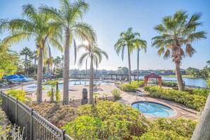 Una piscina al aire libre, una piscina climatizada