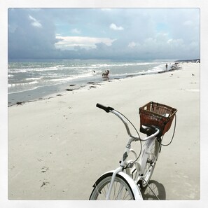 Beach nearby, sun-loungers, beach towels