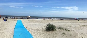 Beautiful 2 bed condo, steps from beach and pool-all beach supplies included