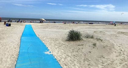 Beautiful 2 bed condo, steps from beach and pool-all beach supplies included