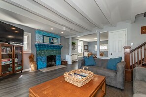Smart TV, chimenea y libros 