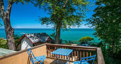 Lakefront, awesome views, water access, center strip, private, parking.