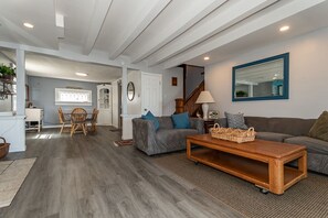 Smart TV, fireplace, books - Lakefront, awesome views, water access, center strip, private, parking. (Geneva)