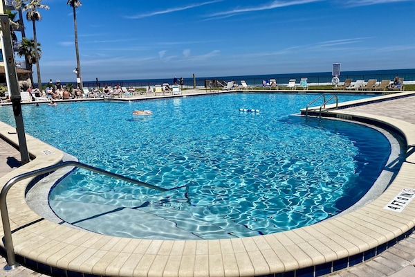 Sisäuima-allas, ulkouima-allas