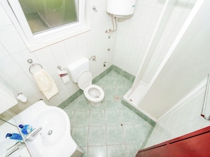 Apartment | Bathroom | Shower, towels