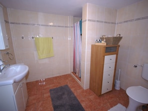 House | Bathroom | Shower - Characteristic Holiday Home in Beautiful Surroundings to Enjoy Both During Summer or Winter (Mezileci)