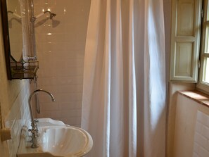 Ferienhaus | Badezimmer | Dusche, Handtücher