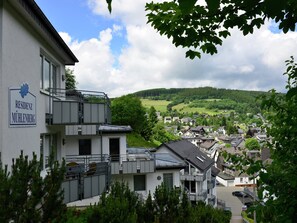 A residential building with a sign reading "RESIDENZ MUHLENBERG". - Ferienhaus in Willingen mit Skilift in der Nahe (Willingen)