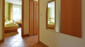 A hotel room with a bed, a nightstand, a lamp, and a window with curtains. - Ferienhaus in Willingen mit Skilift in der Nahe (Willingen)