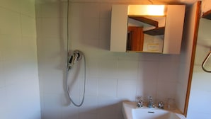 Rumah | Kamar mandi | Shower dan handuk