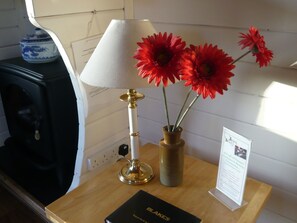 2 Schlafzimmer, individuell eingerichtet, Bettwäsche