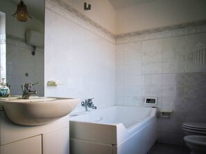 Villa | Bathroom | Combined shower/tub, towels