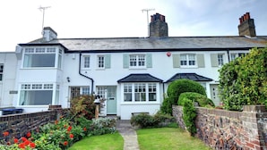 Unclassified image, 2 of 11, button - Spacious Home With sea Theme Directly Situated at the sea in Broadstairs (Broadstairs)