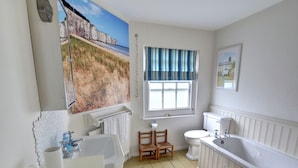 Unclassified image, 4 of 11, button - Spacious Home With sea Theme Directly Situated at the sea in Broadstairs (Broadstairs)