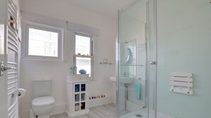 Apartment | Bathroom | Shower, towels - Exquisite Apartment in Bexhill Kent With Balcony (Bexhill-on-Sea)