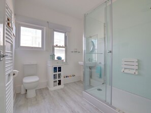 Apartment | Bathroom | Shower, towels - Exquisite Apartment in Bexhill Kent With Balcony (Bexhill-on-Sea)