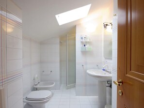 Bathroom - Luxurious Villa in Montelupone With Private Swimming Pool (Montelupone)