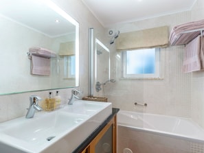 Combined shower/tub, towels - Posh Apartment in Lagos with Hot Tub (Lagos)
