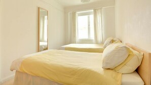 2 bedrooms, bed sheets - This Seafront Forth Floor Apartment Allows for Fantastic Seaviews From the Balcony (Brighton)