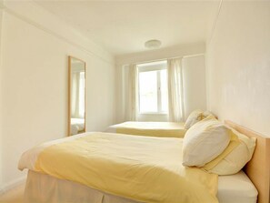 2 bedrooms, bed sheets - This Seafront Forth Floor Apartment Allows for Fantastic Seaviews From the Balcony (Brighton)
